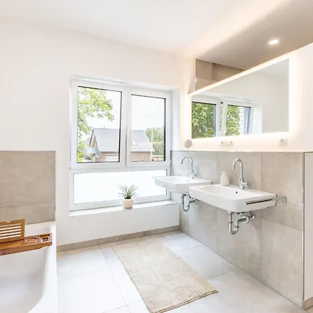 Hébergement de vacances Strandhaus, Bis Zu 8 Personen, Mit Garten, 250 Meter Fusslaeufig Zum