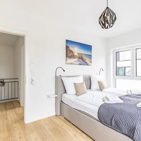 Strandhaus, Bis Zu 8 Personen, Mit Garten, 250 Meter Fusslaeufig Zum Lembruch