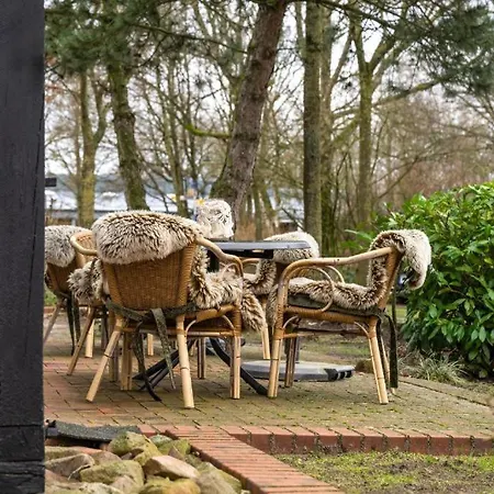 Hébergement de vacances Strandhaus, Bis Zu 8 Personen, Mit Garten, 250 Meter Fusslaeufig Zum *